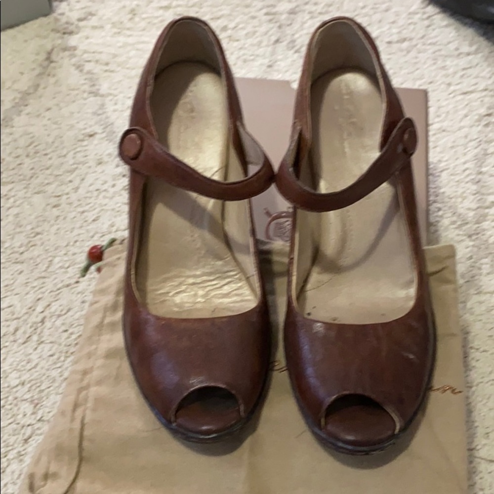 Born leather peep toe heel